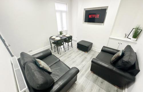 Central Location Liverpool, Modern Home, 4 BR, Sleeps 9, Free Parking - Foto 2