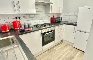 Central MK Home, Garden and Free Private Driveway Parking! 4 Beds Fully Equipped Train station 5 Mins - Photo 4