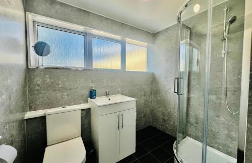 4 Bedroom House in the Heart of Basildon 2 mins to Town Center I Weekly or Monthly Stay Offer I Free Parking I Sleeps 7 - Foto 15