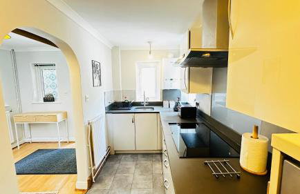 Inviting 2 Bed Guest House steps away from Ascot Racecourse 3 mins drive, 5 mins to Legoland, 12 mins to Windsor Castle Perfect for families & racegoers alike - Foto 10