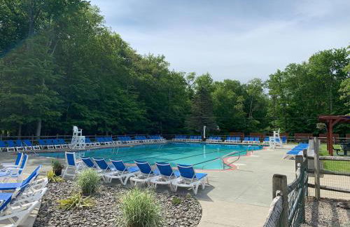 Serene Escape at Big Bass Lake & Pool Access - Foto 63