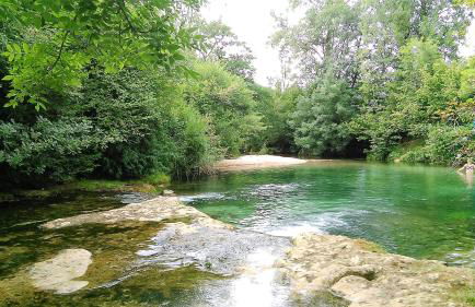 Au Pied du CHÂTEAU - 5 à 11 personnes - Baignade-canoë-piste cyclable à 100 m - Foto 42