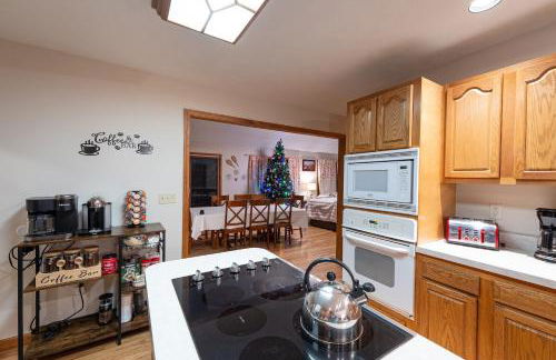 Leaf Peeper's - HUGE deck, pizza oven, Pac-man! - Photo 33