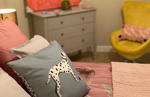 Lovely 3 bed with jacuzzi, close to airport, driveway, wifi - Foto 23