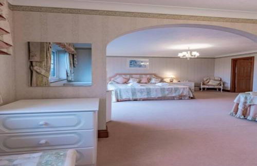 Tudor Style Seafront Home Sea Views Shoebury - Pass the Keys - Foto 25