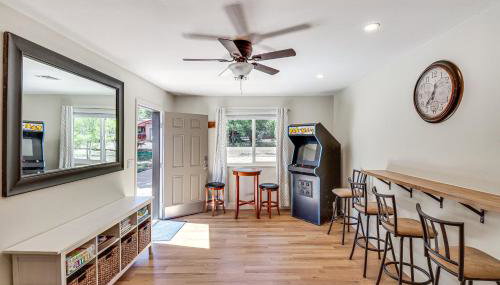 Near Woodland Lake Park Home with Fire Pit! - Foto 2