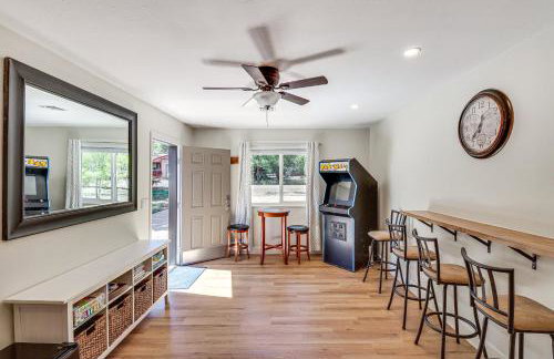 Near Woodland Lake Park Home with Fire Pit! - Foto 2