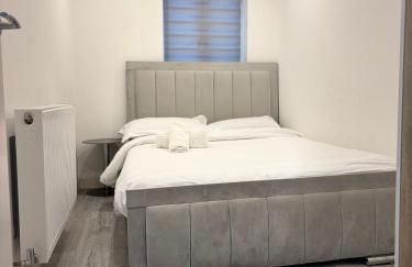 CozyNest 2BR Modern Property with Parking - Foto 25