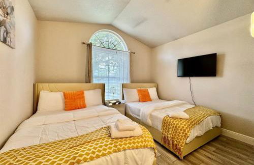 Modern 4BR 2BA with pool in gated community - Foto 32