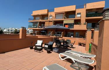 Ático con Vistas al Mar y con Piscina frente a Castillo Sohail - Photo 12