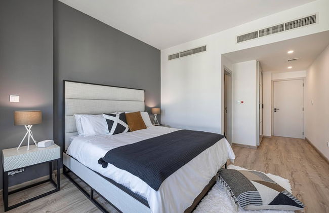 New Fully Upgraded - Central Located - Fits 6 - Photo 3