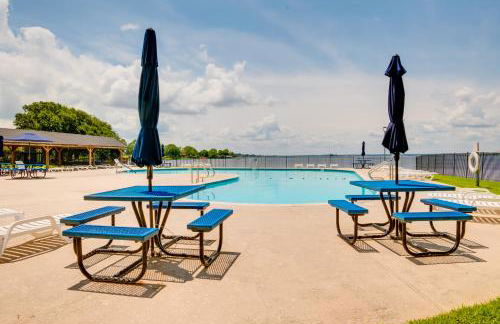Lake Conroe Condo Balcony, Views and Pool Access! - Photo 2