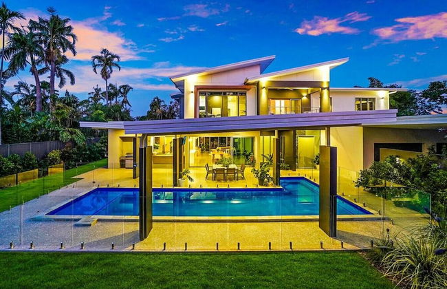 ZENLUX - 5BR Holiday Home with Pool - Foto 1