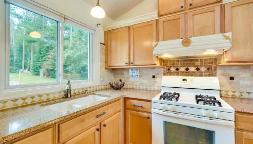 Spacious Lakefront New Auburn Home with Sunroom - Foto 5