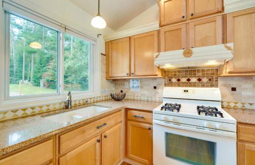 Spacious Lakefront New Auburn Home with Sunroom - Foto 5