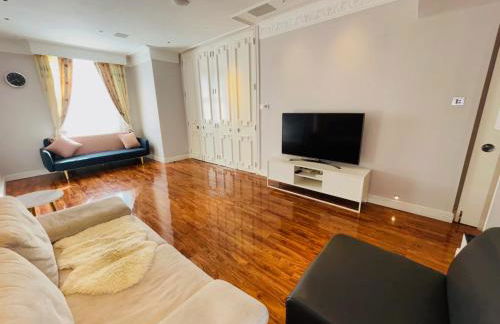 Elegant and Modern 3-Bedroom Victorian House in Westminster, London - Photo 21