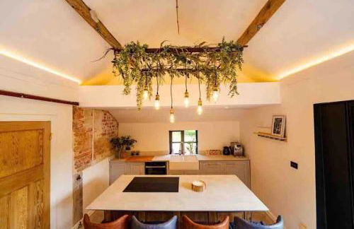 Luxury Barn with Hot Tub, Spa Treatments, Private Dining - Photo 25