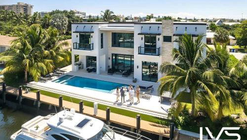 VillaBella Ultra LUXE 100ft Waterfront Villa 5Min2Beach - Photo 2