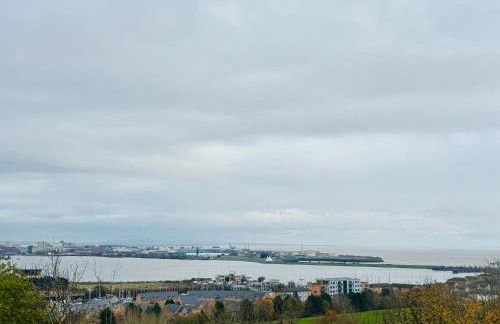 4 bed Townhouse with spectacular views 4 miles from Cardiff 10min drive or train journey to city centre - Photo 17