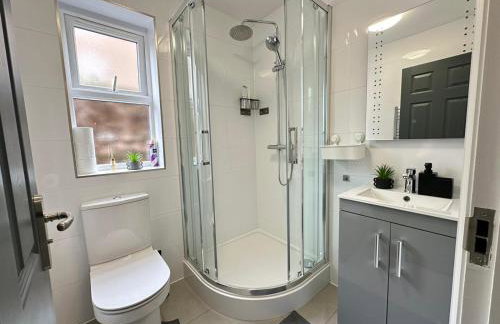 Central Bedford FREE Parking & Private Garden& Conservatory Perfect for large group of people - Foto 13