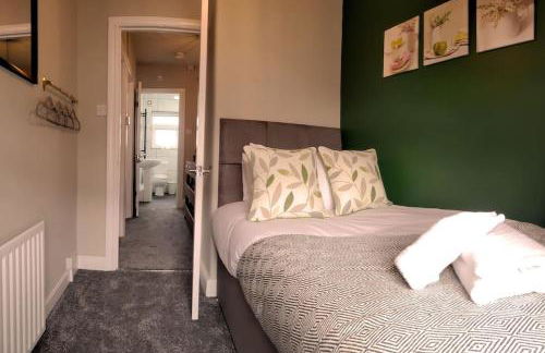 4 Bed - Parking - Near M4 - Ideal for Workers - Foto 8