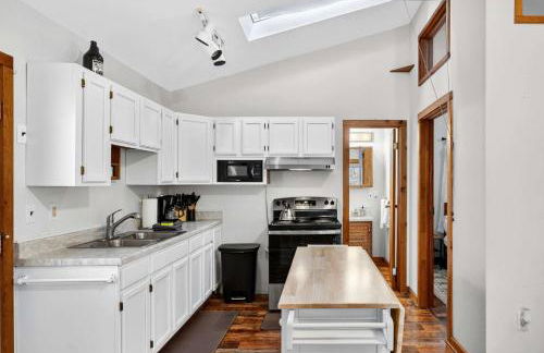 River Access Cabin with Hot Tub, Fire Pit, & WiFi! - Foto 11