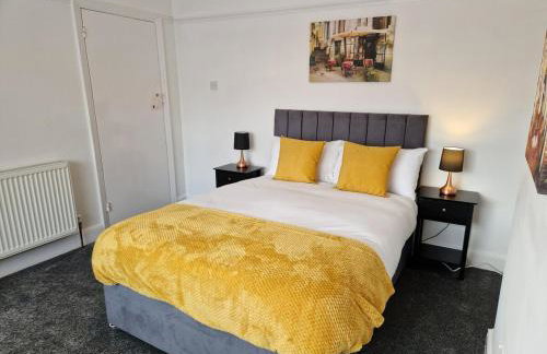 Stylish 4BR House, Sleeps 7, High-Speed Wi-Fi, Long Stay Friendly - Foto 17