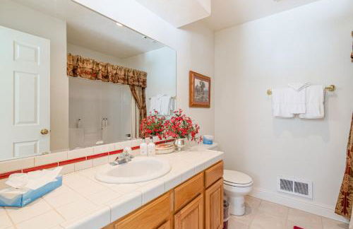 Year-Round Base with Balcony and Mtn Views in Driggs! - Foto 18