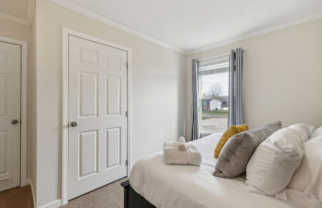 Sunsets & Serenity: Port Clinton Waterfront Stay 3 Bedroom Home - Photo 5