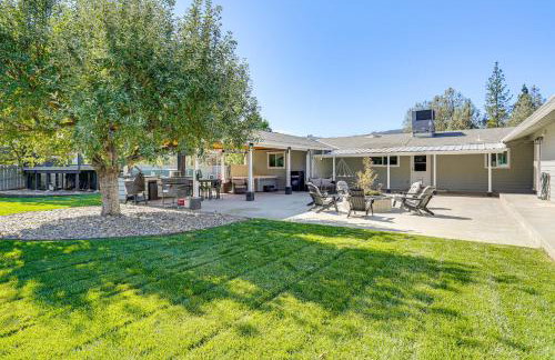 Backyard Oasis with Hot Tub and Views Weaverville Gem - Foto 25