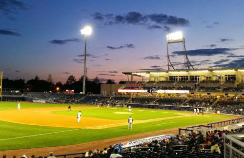 Penthouse Condo on River with Garage and Patio, Walk Downtown - Foto 44