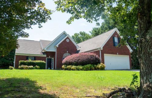 Spacious Vaulted 4BR Family Home Near Mall of GA Sleeps 12 - Foto 48