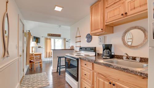 Lake George Waterfront Cabin with On-Site Marina! - Foto 4