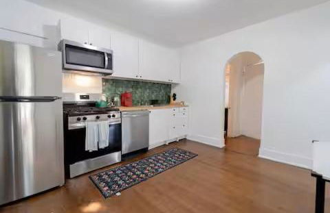 Modern 2-Bedroom House with Free Parking and Convenient Location - Foto 8