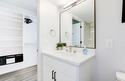 Stylish 2BR Haven - Minutes from DC & Airport - Foto 34