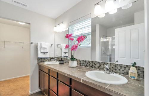 Terra House Tacoma - EV Power Station, Crib, Stroller, High Chair - Foto 16