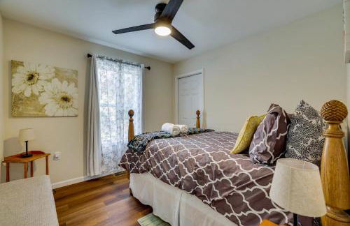 Lakefront Pocono Retreat with Hot Tub and Movie Hub - Foto 16