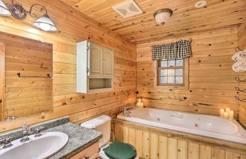 Splendid Family Cabin with Hot Tub and Grill! - Foto 29