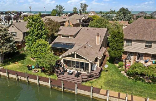 NEW! 4BR I Indoor Pool on the Bay in Boat Town USA - Foto 1