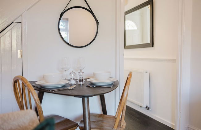 Corner House - Bright 2BD in Cheltenham - Photo 22