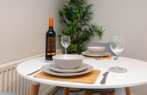 #34 Two bed apt Private Parking Stylish & homely - Photo 4