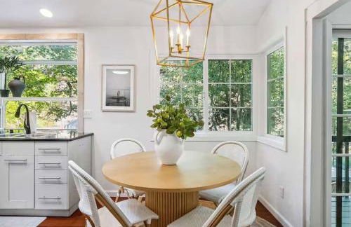 Modern Organic Home with Backyard Creek near State Park - Foto 10