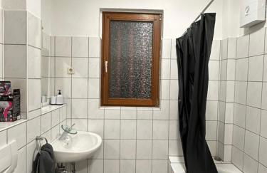 Duisburg FeelHome,Flughafen nah,6-8 Pers,Badewanne,Zentral,Terrasse,Ground Floor - Foto 2