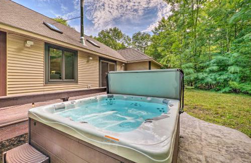 Cozy Whitehall Hideaway with Hot Tub and Chiminea! - Foto 30
