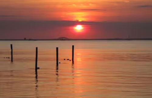 Chill Fire Island Beachfront Cottage with Amazing Bay and Sunset Views, Perfect Location in Fair Harbor - Foto 1