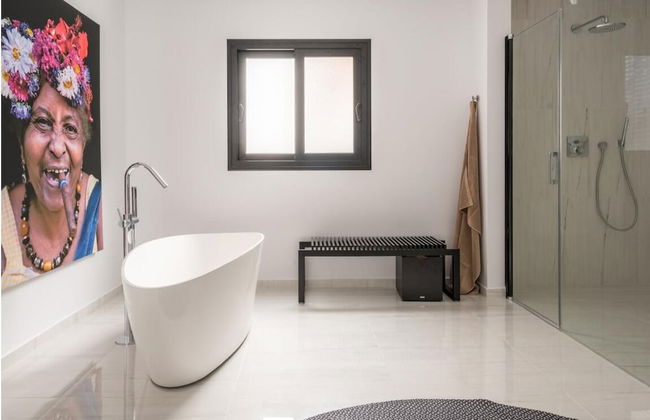 Magnificent And Modern Decorated Villa - Photo 24