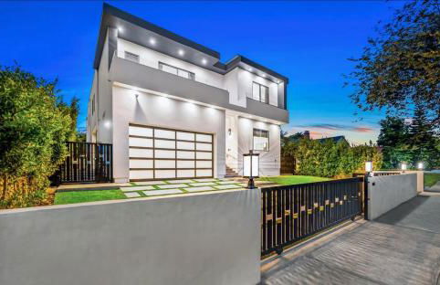 Luxurious Retreat - Modern House with Pool - Photo 41