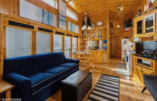 Knotty but Nice-sleeps 6-one minute to lake! - Foto 1