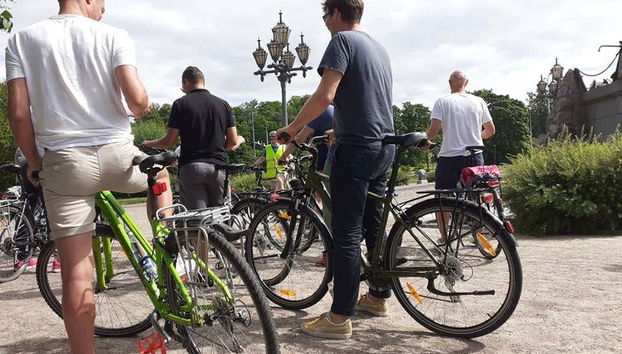 Escuchando las explicaciones del guía durante el tour