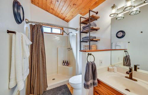 Furnished Deck and Forest Views Pine Retreat! - Foto 12